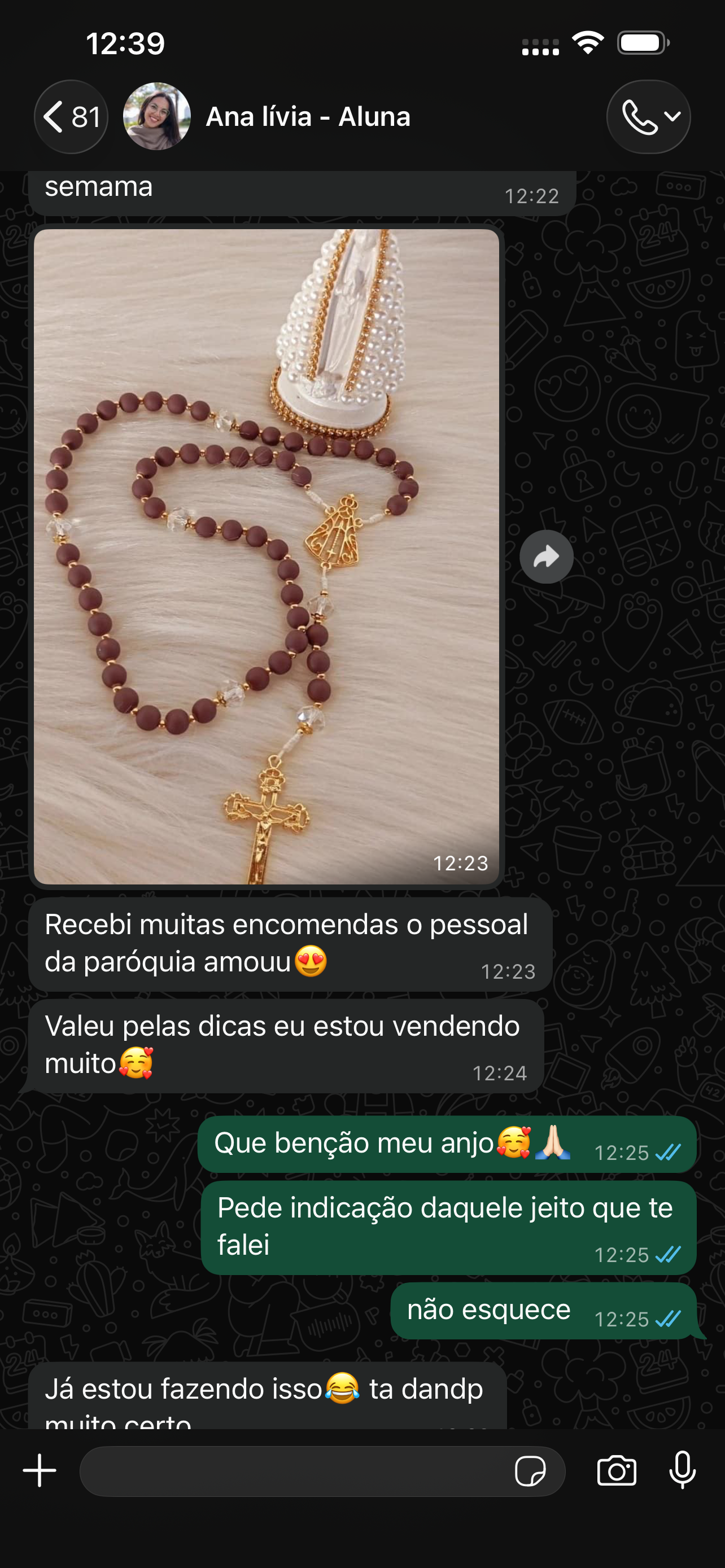 Conversa de WhatsApp com aluna Ana Lívia mostrando terço feito à mão e contando que recebeu muitas encomendas da paróquia