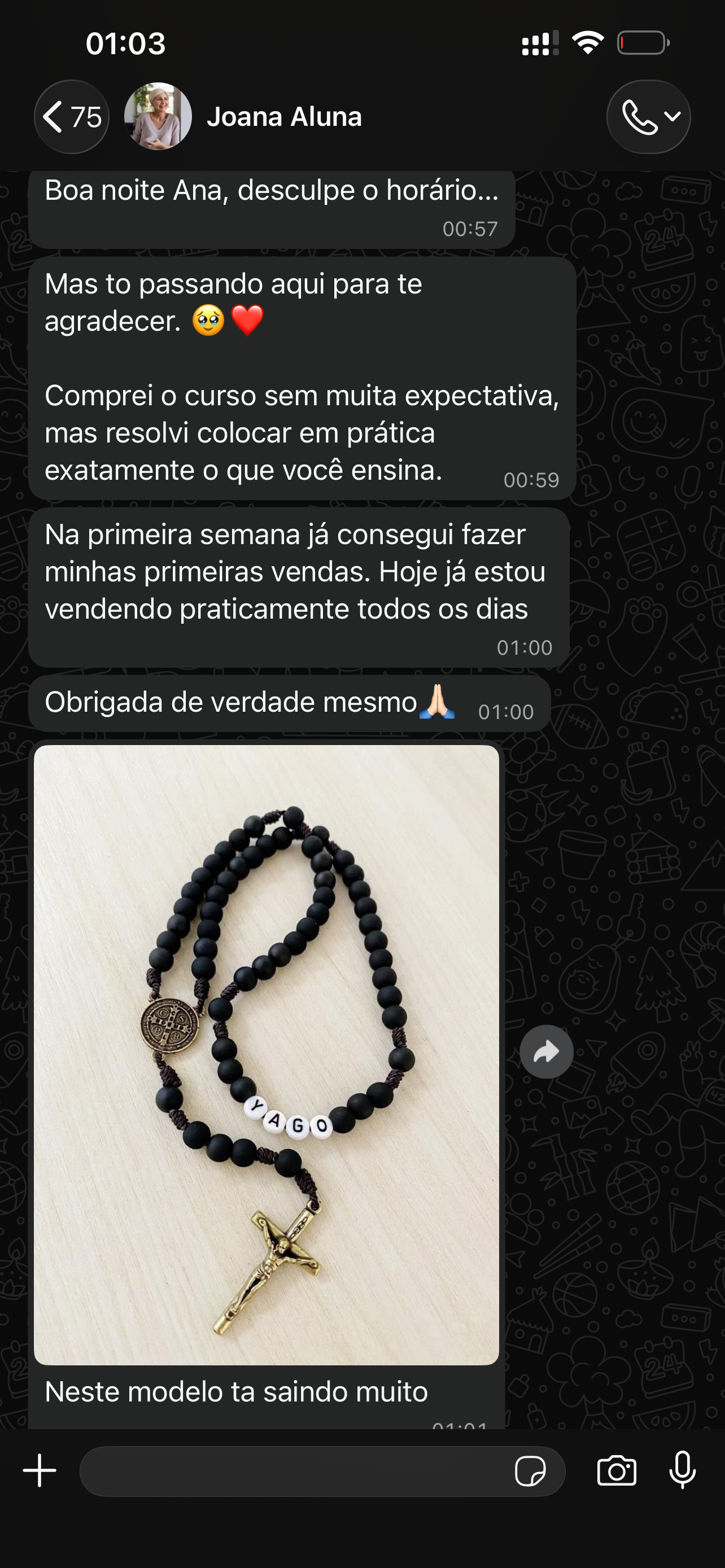 Conversa de WhatsApp com aluna agradecendo e mostrando terço personalizado vendido