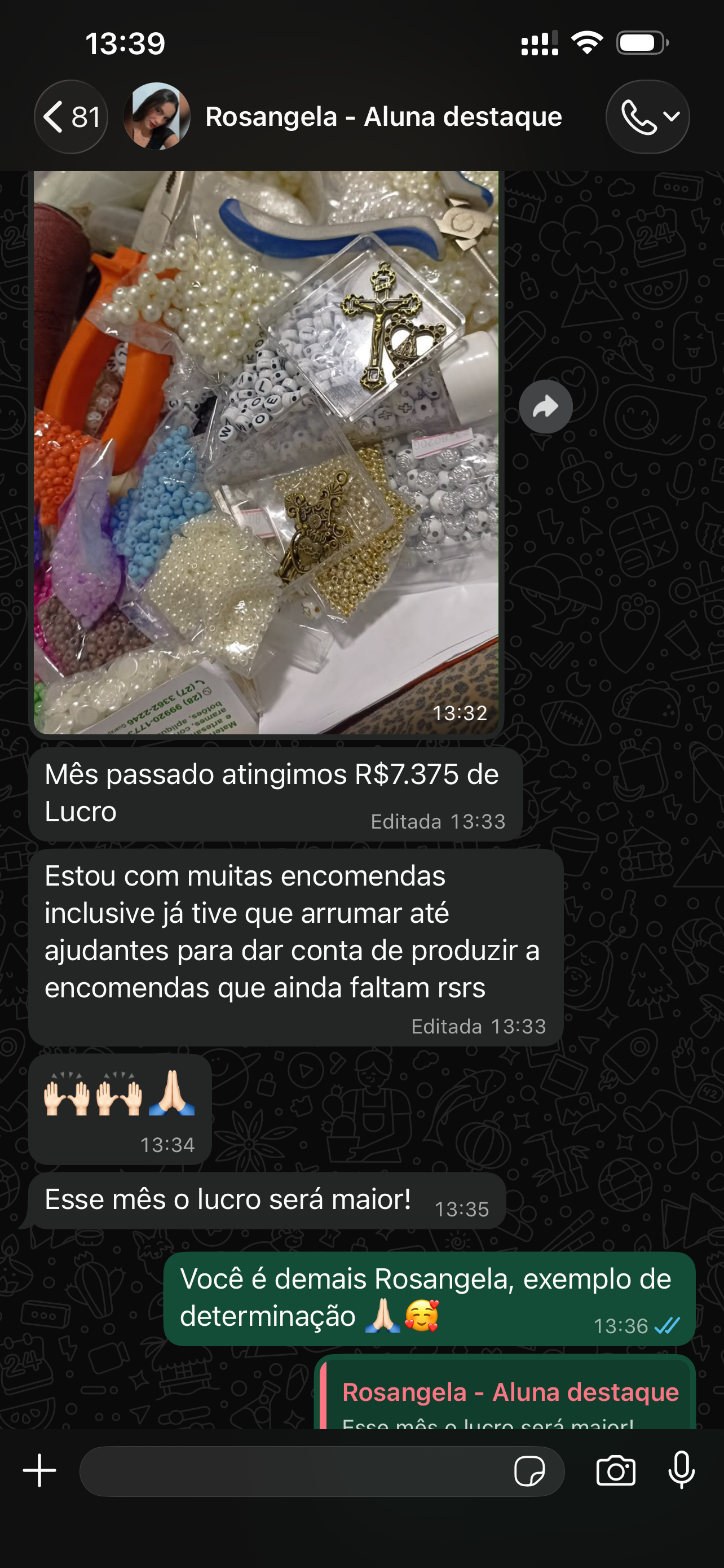 Conversa de WhatsApp com aluna destaque Rosangela contando que atingiu R$7.375 de lucro no mês e já contratou ajudantes pra dar conta das encomendas