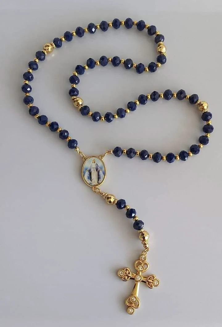 Terço artesanal azul e dourado com cruz cravejada