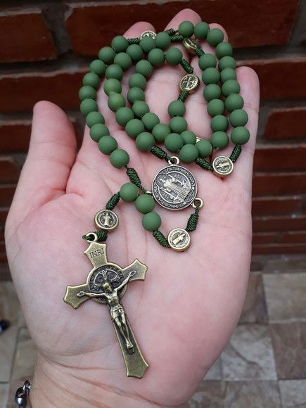 Terço artesanal verde-esmeralda com pérolas e cruz de strass